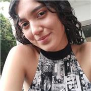 Profesora de licenciatura en educación infantil imparte clases a niños que cursen los niveles de básica primara